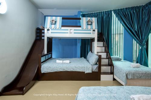 Ein Bett oder Betten in einem Zimmer der Unterkunft Knight Alley Hotel