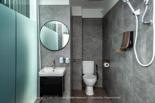 Ein Badezimmer in der Unterkunft Knight Alley Hotel