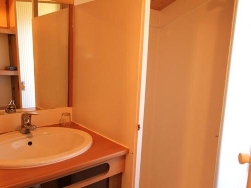 Kúpeľňa v ubytovaní Charmant Chalet Familial avec Terrasse et Activités d'Été - Camping 2 Étoiles - FR-1-489-400