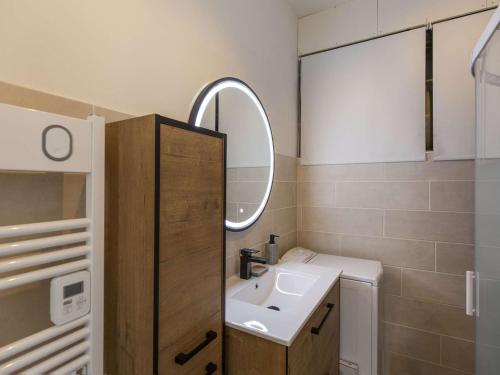 une salle de bain avec un lavabo et un miroir dans l'établissement Appartement rénové pour 8 avec Wifi à Cauterets - FR-1-401-250, à Cauterets