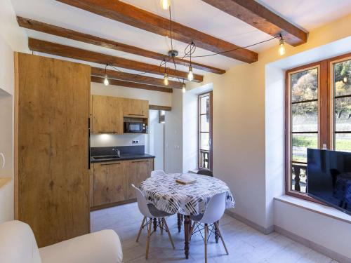 une cuisine et une salle à manger avec une table et des chaises dans l'établissement Appartement rénové pour 8 avec Wifi à Cauterets - FR-1-401-250, à Cauterets