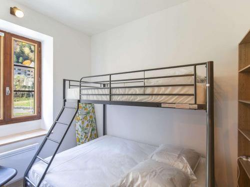 une chambre avec un lit superposé dans une pièce dans l'établissement Appartement rénové pour 8 avec Wifi à Cauterets - FR-1-401-250, à Cauterets