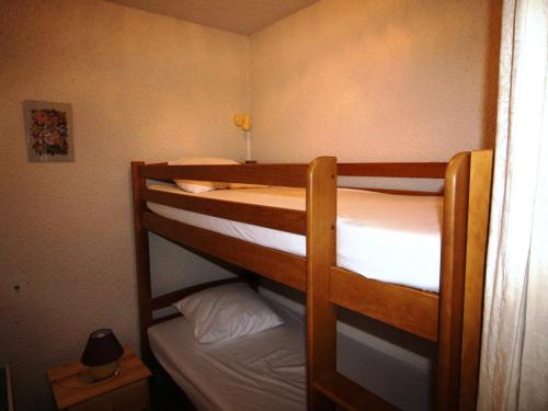 Katil dua tingkat atau katil-katil dua tingkat dalam bilik di Appartement Auris, 1 pièce, 4 personnes - FR-1-297-248