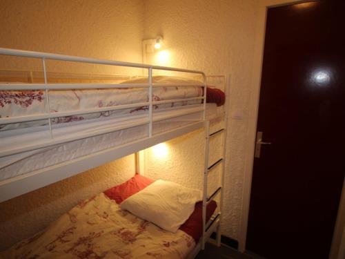 Tempat tidur susun dalam kamar di Appartement Auris, 1 pièce, 3 personnes - FR-1-297-267
