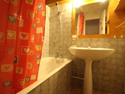une salle de bain avec un lavabo et un rideau de douche dans l'établissement Studio cabine 4 pers, pied des pistes, vue sud - FR-1-297-275, à Auris