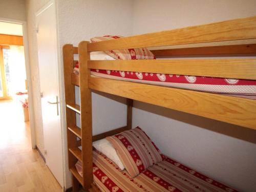quelques lits superposés dans une chambre dans l'établissement Studio cabine confortable 4 pers au pied des pistes - Auris en Oisans - FR-1-297-284, à Auris