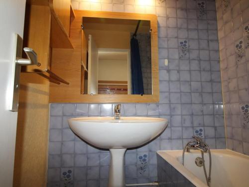 une salle de bain avec un lavabo, un miroir et une baignoire dans l'établissement Studio cabine confortable 4 pers au pied des pistes - Auris en Oisans - FR-1-297-284, à Auris