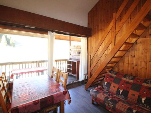 une salle à manger avec une table et un canapé dans l'établissement Studio mezzanine cabine 4 pers au pied des pistes, Auris en Oisans - FR-1-297-298, à Auris