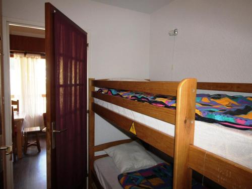 Katil dua tingkat atau katil-katil dua tingkat dalam bilik di Appartement Auris, 1 pièce, 4 personnes - FR-1-297-298