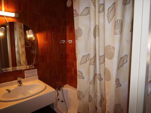 une salle de bain avec un lavabo et un rideau de douche dans l'établissement Studio mezzanine cabine 4 pers au pied des pistes, Auris en Oisans - FR-1-297-298, à Auris
