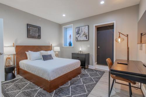 Säng eller sängar i ett rum på Baltimore's Home Away From Home apts