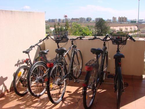 3 vélos garés l'un à côté de l'autre sur un balcon dans l'établissement Villa à 50 m de la plage du Grazel pour 6 personnes, à Gruissan