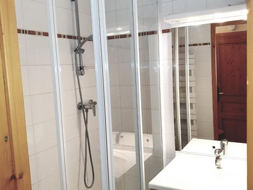 une salle de bain avec douche et lavabo dans l'établissement Duplex 3 pièces au pied des pistes, 6 pers, Méribel centre - FR-1-411-862, à Les Allues