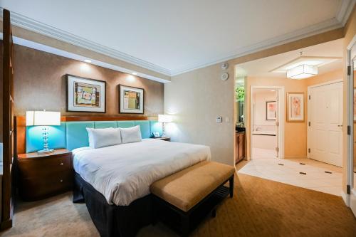 1 dormitorio con 1 cama grande y cabecero azul en MGM Signature Towers, Balcony Suite, Strip View - NO RESORT FEES!, en Las Vegas