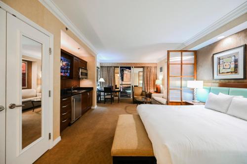 Habitación de hotel con cama grande y escritorio. en MGM Signature Towers, Balcony Suite, Strip View - NO RESORT FEES!, en Las Vegas
