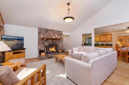 uma sala de estar com um sofá e uma lareira em 2049-Summit Watch home em Big Bear Lake