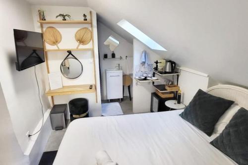 sypialnia z białym łóżkiem i biurkiem w obiekcie Chambre - Bed & Breakfast - Plage 50m - Résidence w Saint-Malo