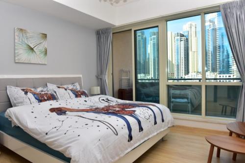 Postel nebo postele na pokoji v ubytování Dubai Marina 1 Bedroom Apt. walking distance JBR.