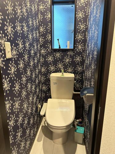 大阪市にある智TOMOのバスルーム(トイレ、雪片壁紙付)