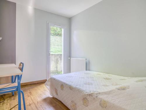 - une chambre blanche avec un lit et une fenêtre dans l'établissement Appartement Saint-Jean-de-Luz, 4 pièces, 8 personnes - FR-1-4-499, à Saint-Jean-de-Luz