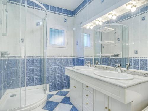 een blauwe en witte badkamer met 2 wastafels en een douche bij Appartement Saint-Jean-de-Luz, 4 pièces, 8 personnes - FR-1-4-499 in Saint-Jean-de-Luz