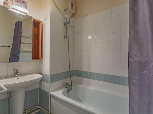 une salle de bain avec un lavabo et une baignoire et un lavabo dans l'établissement Spacieux Appartement 3* à Saint-Jean-de-Luz avec Parking, Terrasse et Proximité Commerces - FR-1-4-516, à Saint-Jean-de-Luz