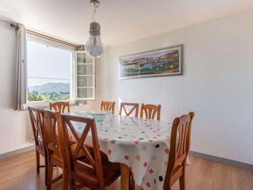 une salle à manger avec une table et des chaises dans l'établissement Charmant appartement à 15min de St Jean avec jardin - FR-1-4-493, à Urrugne