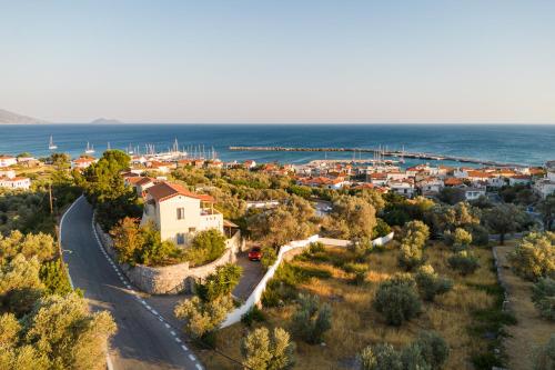 una vista aerea di una piccola città vicino all'oceano di Vigla-Βίγλα 1 2 a Órmos Marathokámpou