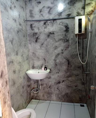 a bathroom with a sink and a toilet at Baan Mae Khian Cafe & Boutique Hotel in Phra Nakhon Si Ayutthaya