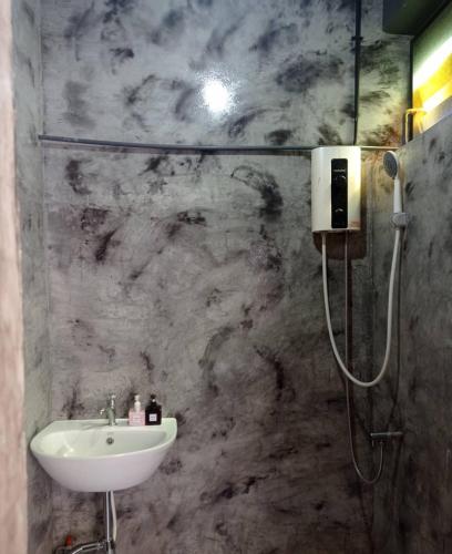 a bathroom with a sink and a shower at Baan Mae Khian Cafe & Boutique Hotel in Phra Nakhon Si Ayutthaya