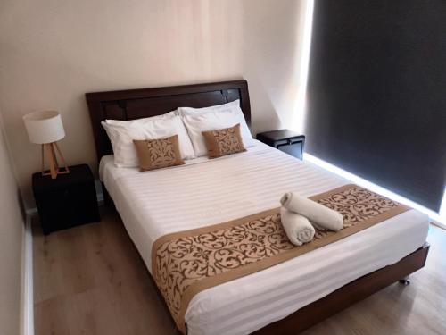a bedroom with a large bed with white sheets and pillows at Albion Motel Finley in Finley