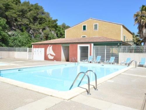 Photo de la galerie de l'établissement Appartement lumineux avec terrasse, parking & piscine - 300m de la plage, Narbonne Plage - FR-1-229B-748, à Narbonne