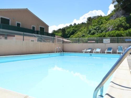 Photo de la galerie de l'établissement Appartement lumineux avec terrasse, parking & piscine - 300m de la plage, Narbonne Plage - FR-1-229B-748, à Narbonne
