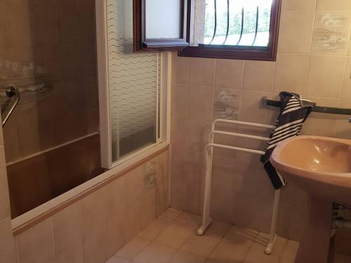baño con ducha, lavabo y ventana en Appartement Cauterets, 3 pièces, 6 personnes - FR-1-234-298, en Cauterets