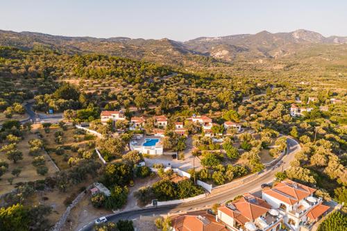 una vista aérea de un pueblo con casas y una carretera en Vigla-Βίγλα 1 2, en Órmos Marathokámpou