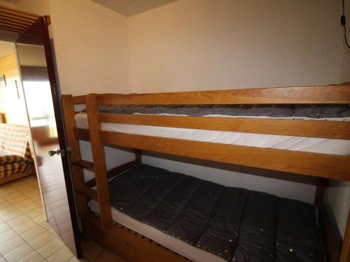 a couple of bunk beds in a room at Appartement Auris, 1 pièce, 4 personnes - FR-1-297-3 in Auris