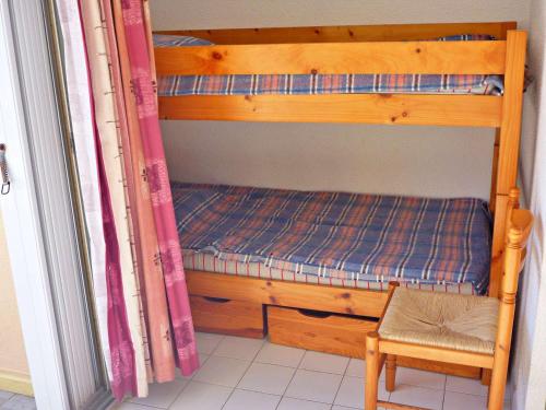 マルセイヤンにあるAppartement Marseillan-Plage, 2 pièces, 6 personnes - FR-1-387-102の二段ベッド1組(木製の二段ベッド1台、椅子付)