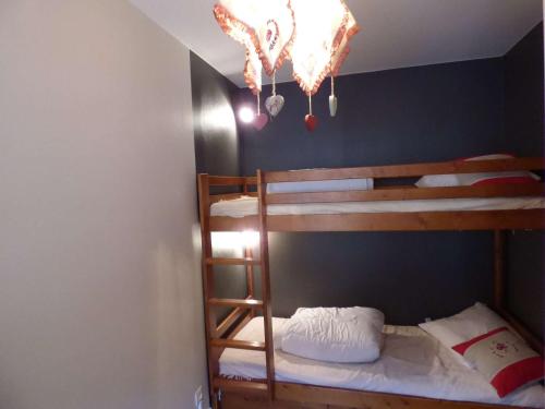 Cette chambre avec lits superposés est située à côté d'un mur. dans l'établissement Studio convivial avec cabine, balcon, proche des commodités - Le Grand-Bornand - FR-1-458-117, au Grand-Bornand