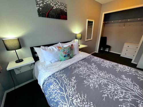 Llit o llits en una habitació de Canadian Rockies Chalets