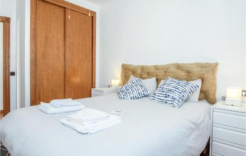 een slaapkamer met een wit bed en handdoeken bij Stunning Apartment In San Jose With House Sea View in San José