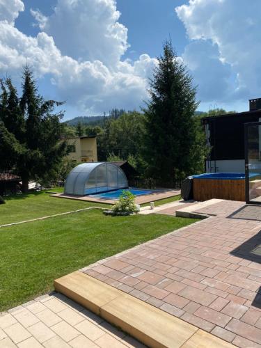 a backyard with a dome tent in the background at Apartamenty Ogródkowa 5 in Wisła