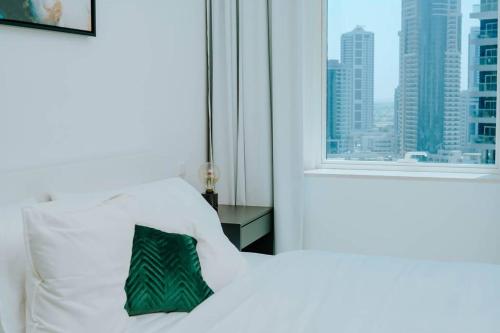 Postel nebo postele na pokoji v ubytování Stunning 1 Bedroom in Botanica Tower Dubai Marina
