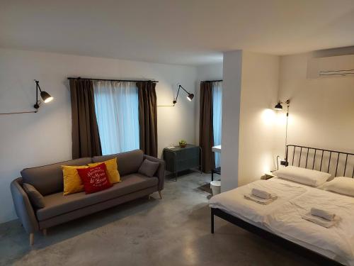 ein Wohnzimmer mit einem Sofa und einem Bett in der Unterkunft Bed & Breakfast Mozaik in Ljubljana
