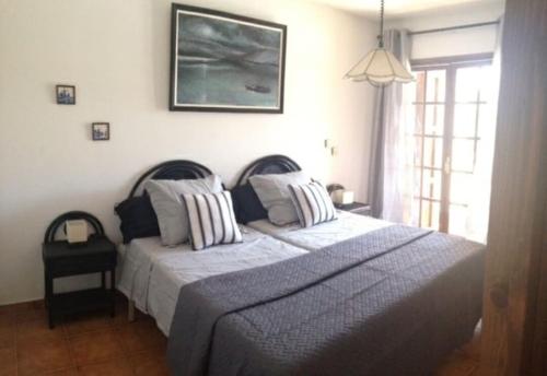 een slaapkamer met een groot bed in een kamer bij House with pool / Garden / BBQ BEACH in Tarragona