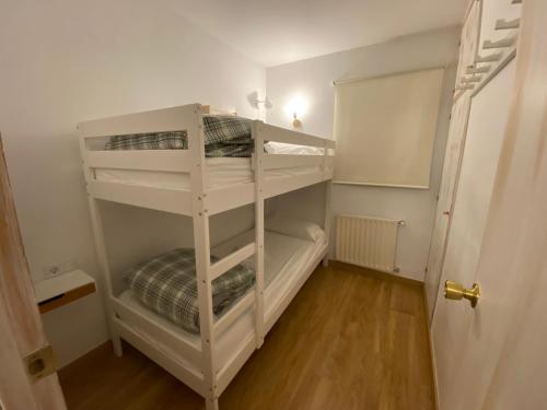 Zimmer mit 2 Etagenbetten in einem Zimmer in der Unterkunft Apartamento Avet in El Tarter
