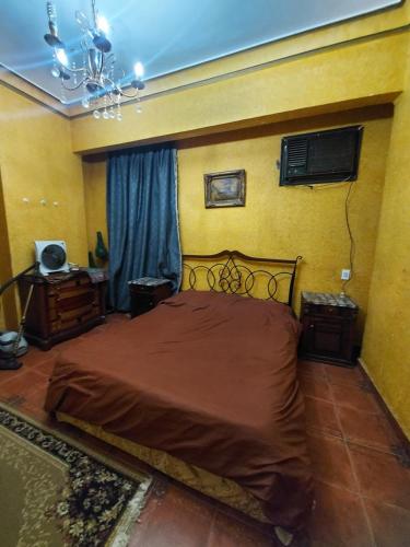 Un pat sau paturi într-o cameră la Al Moayad Apartment Near to Genina Mall, Abbas Al Akkad