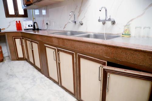 uma cozinha com um lavatório e um balcão em Fortune Home Service Apartment 2Bhk ,E28 Saket 1A em Nova Deli