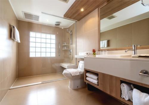 Bilik mandi di Radisson Resort & Spa Hua Hin