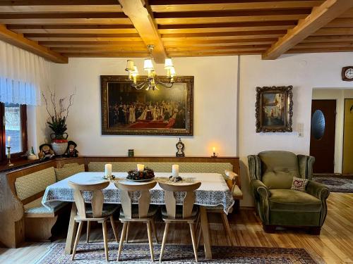 comedor con mesa y sillas en Casa Ema Austria en Ramingstein