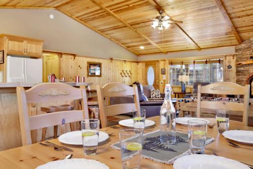 een eetkamer met een tafel met een fles wijn bij 2065-Tranquility Base home in Big Bear City